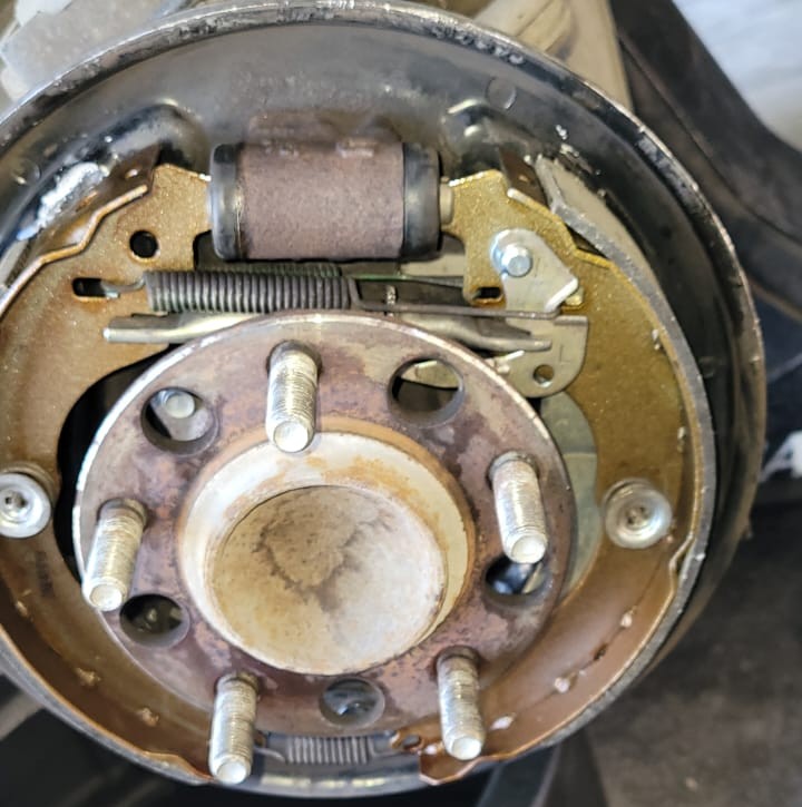 Discos y calipers en proceso de revisión